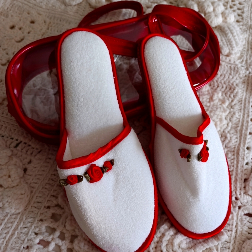ADORABLE, NEW VINTAGE SLIPPERS WITH CARRYING CASE!